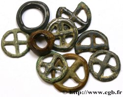  ROUELLE  Lot de 7 rouelles à 4 rayons, en potin et 2 anneaux en bronze
