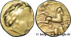 AULERQUES CÉNOMANS (Région du Mans) Statère d or au cheval androcéphale et au personnage allongé, tenant deux objets ovoïdes