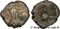 GALLIA - BELGICA - BELLOVACI (Regione di Beauvais) Bronze au personnage courant, au sanglier et à la tête coupée