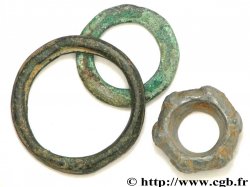  ROUELLE  Lot de 1 fusaïoles en plomb et 2 anneaux en bronze