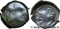 GALLIA BELGICA - SUESSIONES (Región de Soissons) Bronze à la tête janiforme barbue, classe I