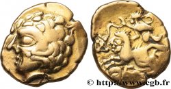 GALLIA - AULERCI CENOMANI (Región de Mans) Statère d or au cheval androcéphale et au personnage allongé, aux deux armes