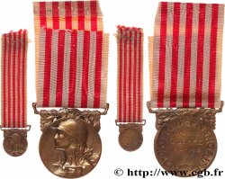 TROISIÈME RÉPUBLIQUE Médaille commémorative de la guerre 1914-1918 avec sa miniature