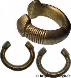 WEST AFRICA - PROTO-MONEY Manille au corps partiellement cannelé et aux bouts décorés N.D.  AU