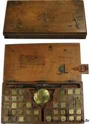 MONETARY WEIGHT BOXE - NETHERLAND - XVII th Boîte avec trébuchet et 40 poids 1650  XF