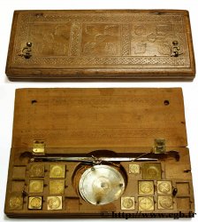 BILANCIA Boîte avec trébuchet et 14 poids monétaires n.d.
