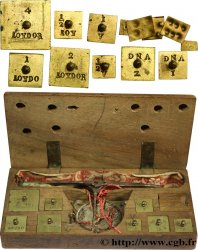 BALANCE Boîte avec trébuchet et 8 poids et 5 lamelles c. XIXe siècle 