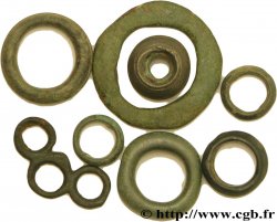 ROUELLES Lot de 8 rouelles, anneaux ou perles en bronze