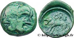 GALLIA BELGICA - SUESSIONES (Regione de Soissons) Bronze à la tête janiforme, classe II aux annelets vides - stylisée