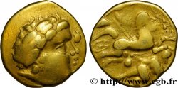 AULERQUES CÉNOMANS (Région du Mans) Statère d or au cheval androcéphale et au personnage allongé, tenant deux objets ovoïdes TTB/TB+