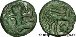 GALLIA - BELGICA - BELLOVACI (Región de Beauvais) Bronze au personnage courant, aux deux astres
