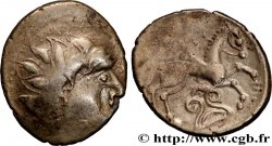 PICTONS / BITURIGES / CARNUTES - CENTRE-OUEST, Incertaines Drachme au cavalier et au fleuron TTB+