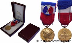 CINQUIÈME RÉPUBLIQUE Médaille, Honneur et Travail
