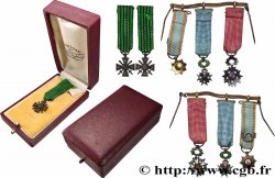 TERCERA REPUBLICA FRANCESA Chaînette de gala portant trois miniatures et une miniature dans son écrin