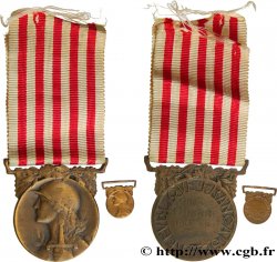 TROISIÈME RÉPUBLIQUE Médaille commémorative de la guerre 1914-1918 avec sa miniature