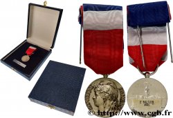 CINQUIÈME RÉPUBLIQUE Médaille, Honneur et Travail
