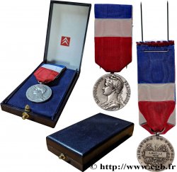 V REPUBLIC Médaille d’honneur du Travail, Ministère du Travail