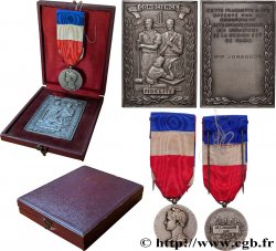 ASSOCIATIONS PROFESSIONNELLES - SYNDICATS Plaquette, Conscience et Fidélité, avec sa médaille du travail