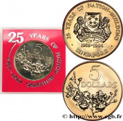 SINGAPORE 5 Dollars 17e anniversaire de la construction de la nation : emblème / Rameau fleuri 1984 