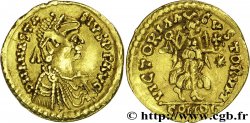 ROYAUME OSTROGOTH - THÉODERIC Triens à la victoire de face tenant une couronne et un globe crucigère TTB+