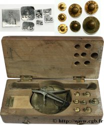 WAAGE Boîte avec trébuchet et 7 poids et 7 lamelles début  XIXe siècle 
