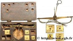 SCALE Boîte avec trébuchet et poids n.d.  VF